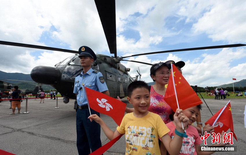 香港市民参观驻港部队军营