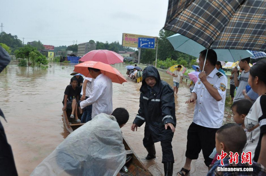 7月16日早,省道S223线湖南省辰溪县华中水泥厂段和S308辰溪县辰阳镇汪家桥段相继被洪水淹没,水深超过2米,辰溪县通往怀化和麻阳两个方向的公路交通中断。截至当日下午5时许,辰溪通往怀化、麻阳方向的公路交通仍处于中断状态。米承实 摄