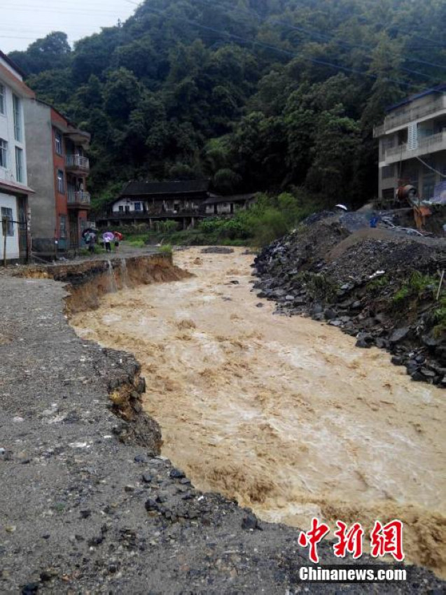 7月14日8时开始,湖南省安化县各地普降暴雨。截至7月16日9时,全县23个乡镇降雨量均在150毫米以上,马路镇、渠江镇、南金乡、古楼乡、东坪镇、奎溪镇、江南镇等乡镇降雨达300毫米以上,其中马路镇达419.7毫米。特大暴雨导致溪河洪水陡涨,并引发山体滑坡及泥石流灾害,安化县大部分乡镇受灾,累计受灾人口达8万余人,紧急转移人口1.5万人,直接经济损失达2.5亿元。同时,安化全县因灾导致5人死亡、14人失踪。