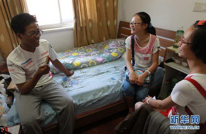 7月22日,朱军龙(左一)和上海中学生英文报的两