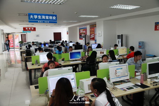 2014年7月7日，四川化工学院的大学生们在西南商贸城打理自己开的网店。
