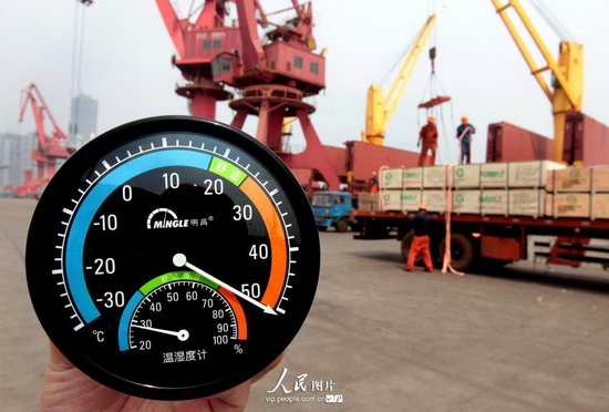 江苏连云港:高温下的码头工人(2014.7.28)19版