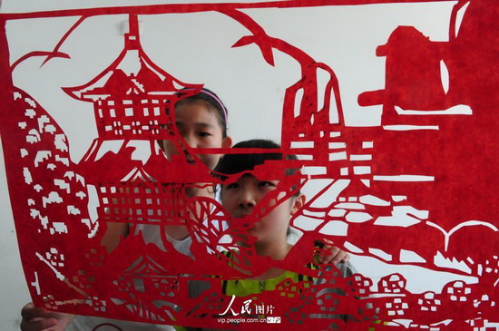 2014��7��28�գ���ɽ��ʡ�ĳ��ж���������԰�ֵ���ׯ�����������棨�󣩡�����Ȼ���ң�����С�����ڹۿ���ֽ��Ʒ�����˺ӡ����ĳ���������