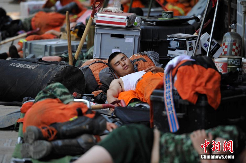 8月6日，龙头山镇，疲倦的救援官兵席地而眠。截至6日10时30分，云南鲁甸地震共造成589人遇难，9人失踪。
