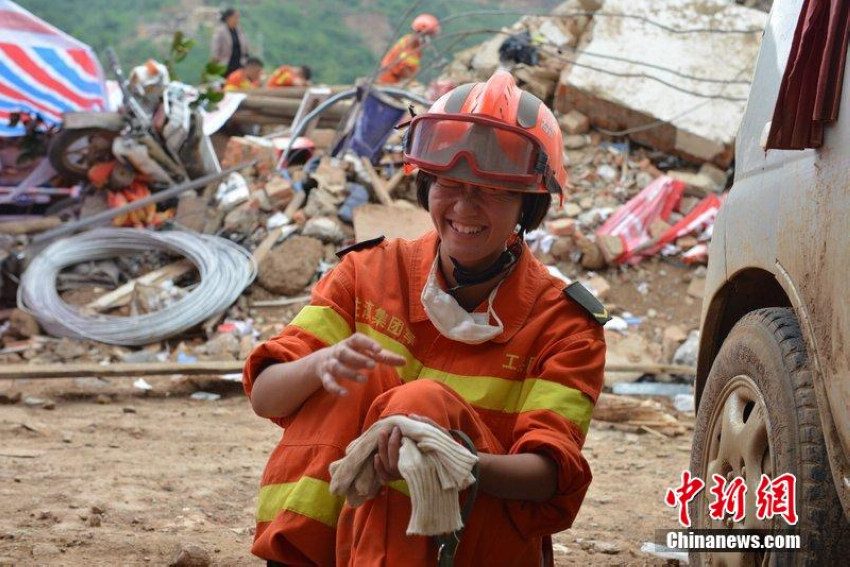 2014年8月5日，女兵在云南鲁甸龙头山镇废墟中搜救被困者。