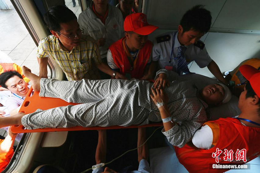 第二批地震灾区伤员通过铁路转运到宜宾救治【2】