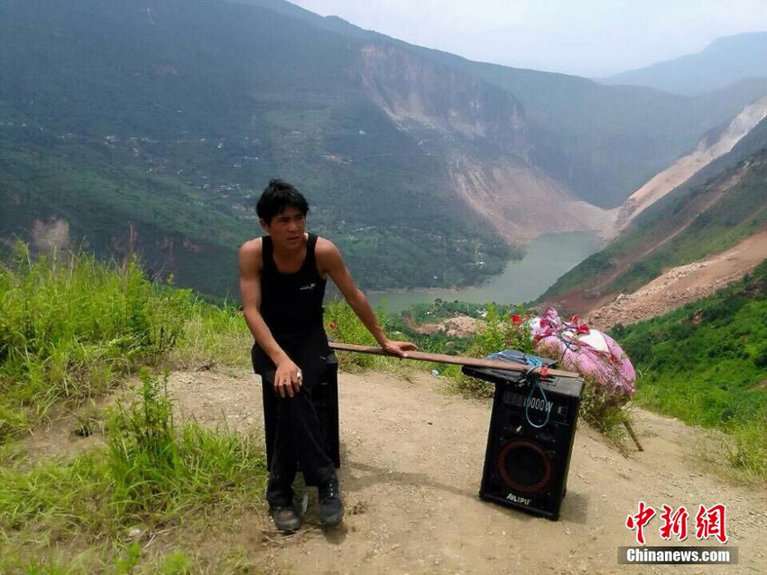 云南鲁甸地震：村民徒步陡峭山路7小时自救
