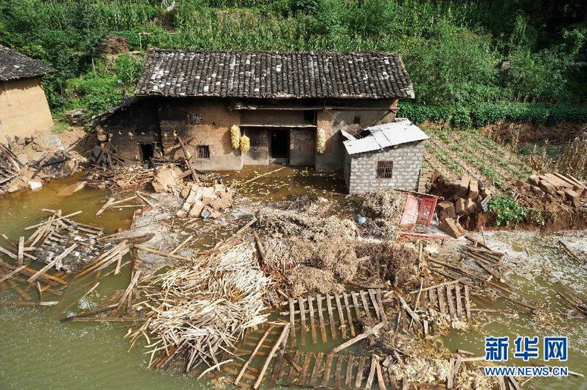 这是堰塞湖边被上涨湖水损毁的民居（8月6日摄）。
