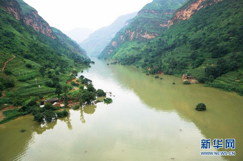 这是纸厂乡江边村以东的堰塞湖部分湖体，不少民居被上涨的湖水淹没（8月6日摄）。