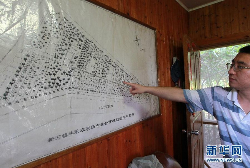 记者在察看涉事别墅所属区域的地形图（8月5日摄）。 裴鑫 摄