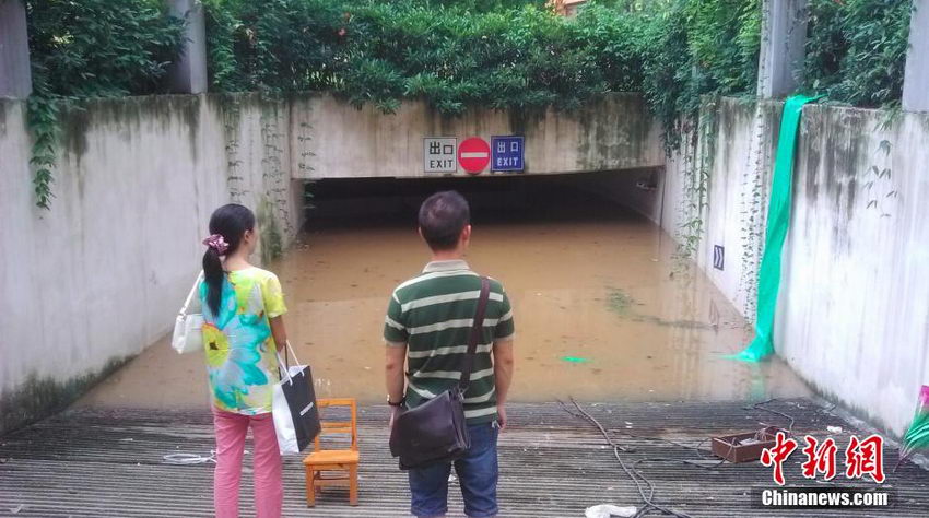 湖北宜昌遭暴雨袭击 小区地下车库被水灌满