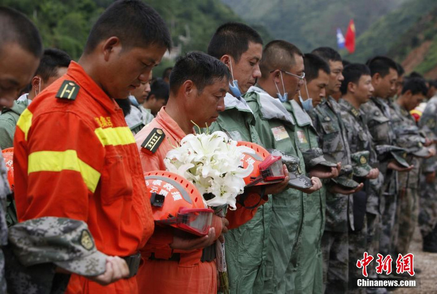 云南鲁甸地震重灾区各界人士向遇难者默哀