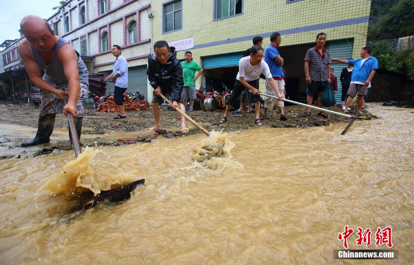 图为重庆南川三泉镇半河村村民在疏导山洪。