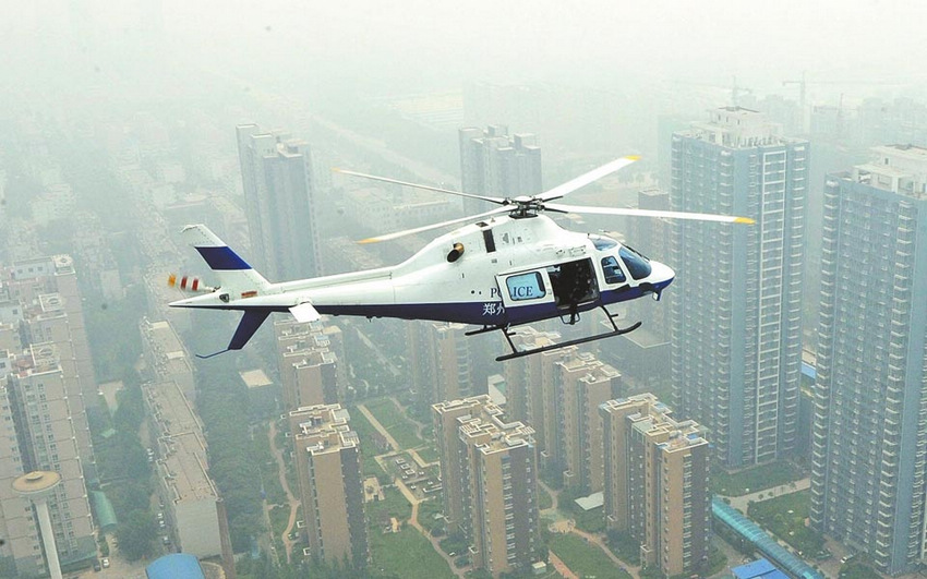 郑州警方3架直升机投入反恐防控 每机配俩狙击手