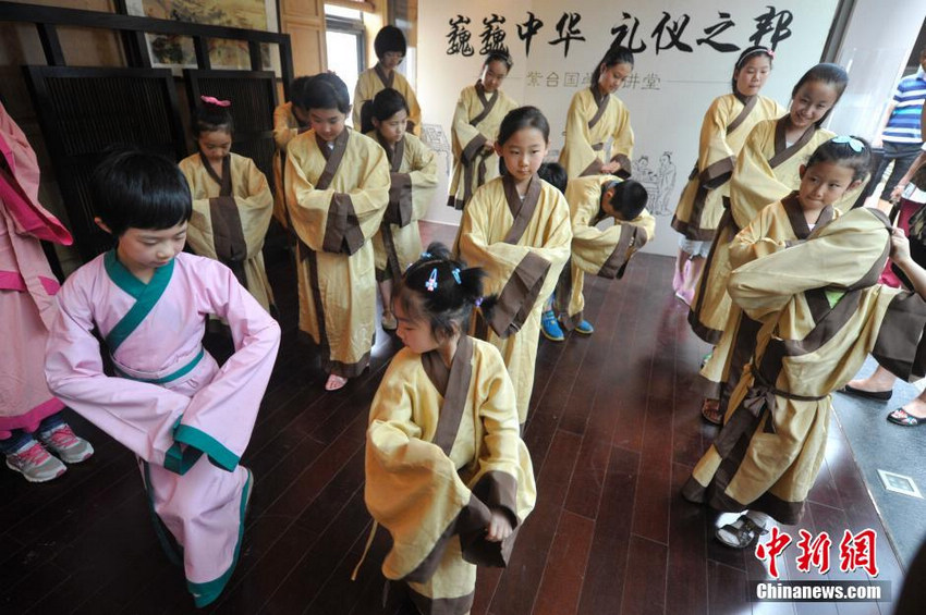 图为少年儿童学习古代女子的传统礼仪。