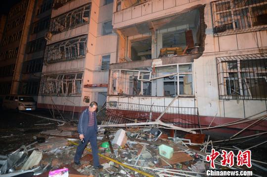 爆炸造成大面积楼房受损，图中二层楼房即为爆炸源。韦亮摄