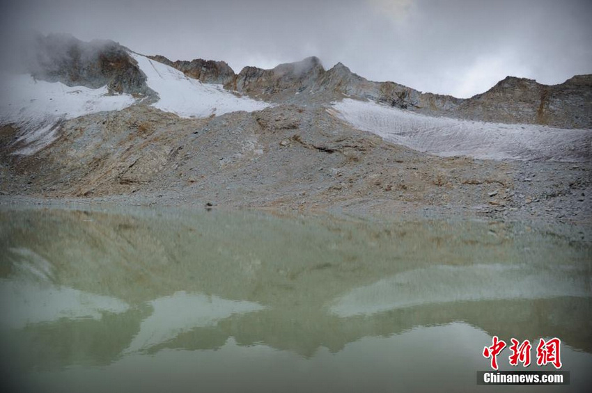 因气候的变化，千年冰川越来越小，冰川融化后形成高山海子。
