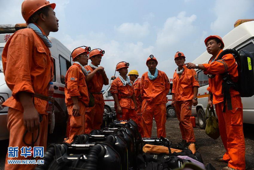 8月19日，矿山救援队队员准备下井救人。