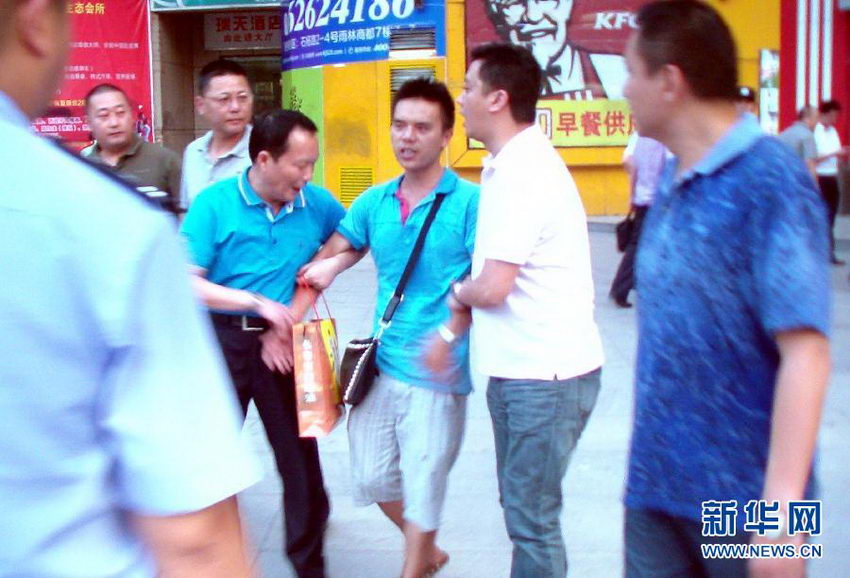 8��20�գ������о�������ʯ���̰��Ի�����㳡�ſڷ���һ��ֵ��ٳ������¼������������������ˣ����������ߣ���Ƶ��ͼ����