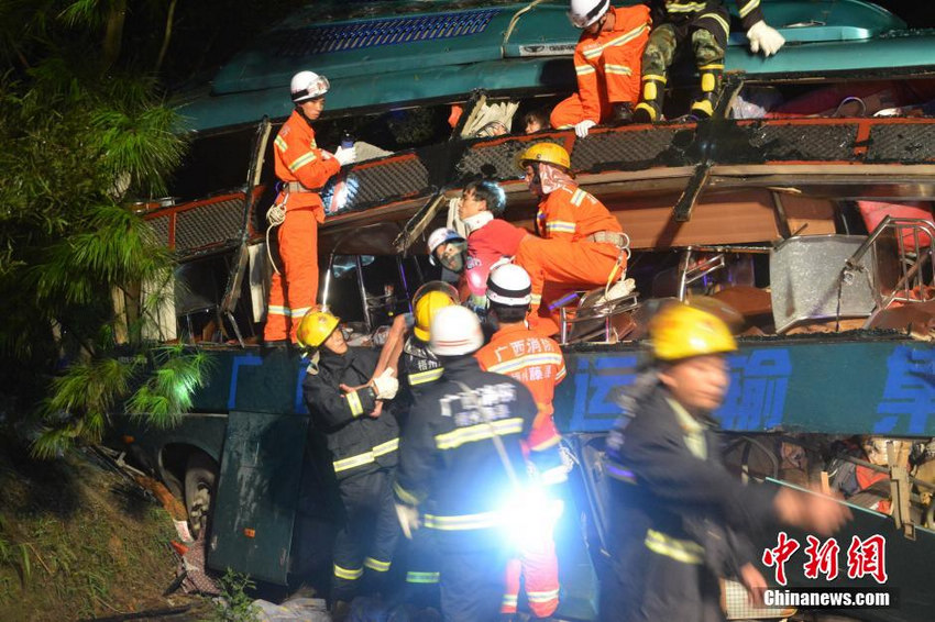 广西梧州境内一客车与货车相撞 致4死31人受伤【10】