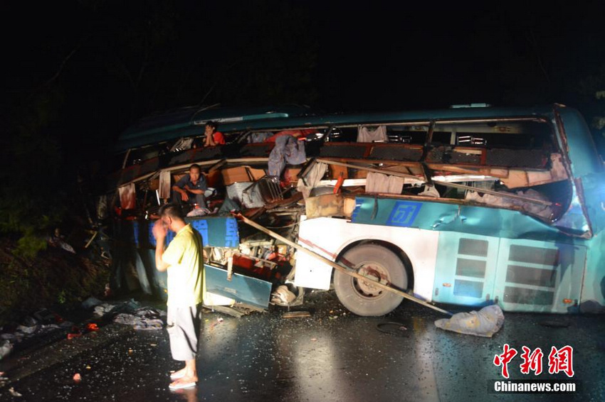 广西梧州境内一客车与货车相撞 致4死31人受伤【2】