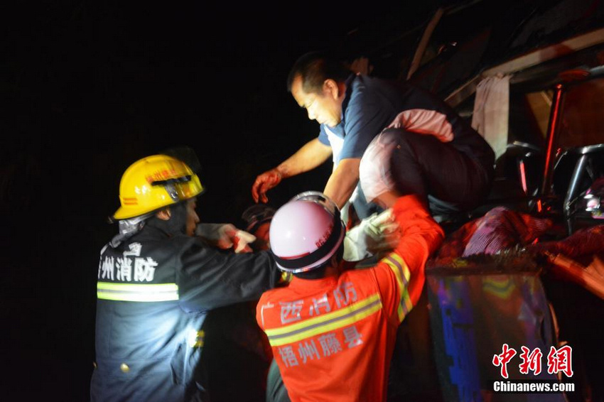 广西梧州境内一客车与货车相撞 致4死31人受伤【8】