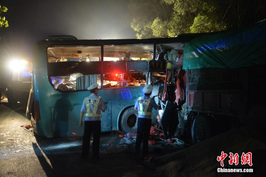 广西梧州境内一客车与货车相撞 致4死31人受伤