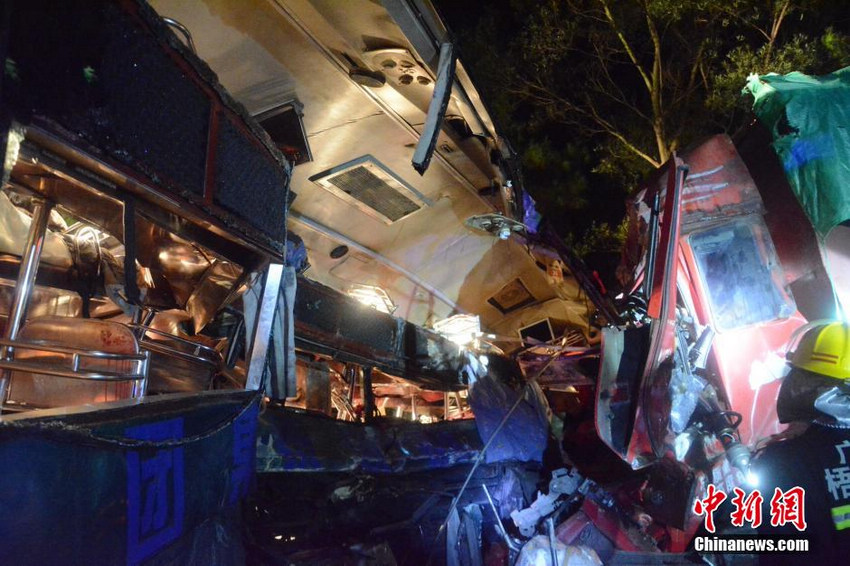 广西梧州境内一客车与货车相撞 致4死31人受伤【7】