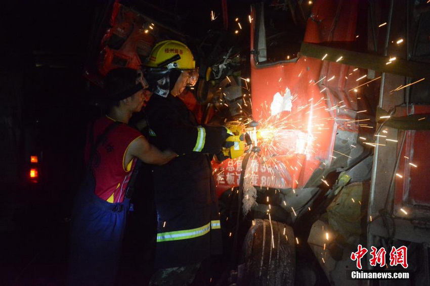 广西梧州境内一客车与货车相撞 致4死31人受伤【4】