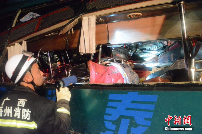 广西梧州境内一客车与货车相撞 致4死31人受伤【5】
