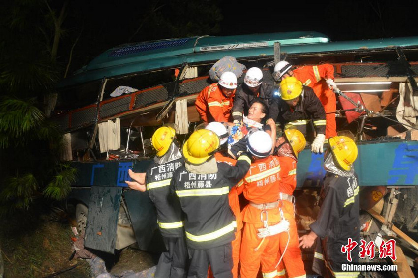 广西梧州境内一客车与货车相撞 致4死31人受伤【13】