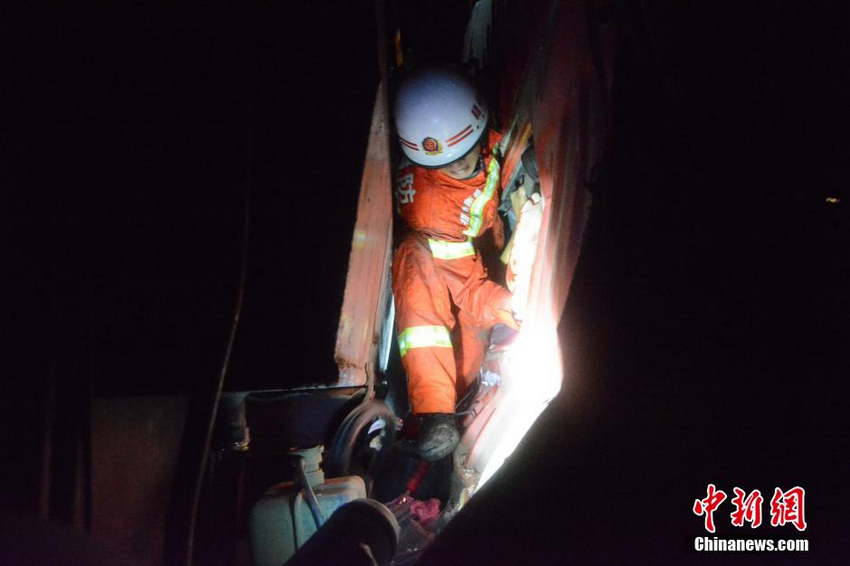 广西梧州境内一客车与货车相撞 致4死31人受伤【14】