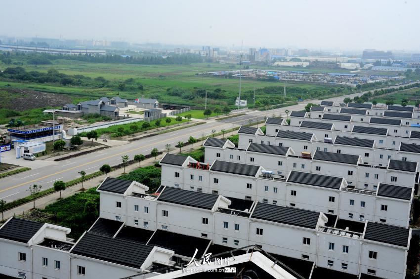2014年8月25日，从上海市久业路一栋11层居民楼楼顶看去，位于上海张江高新青浦园区内作为当地动迁工程办公用房的10幢3D打印建筑（左）与右侧居民楼看去并无太大差别。