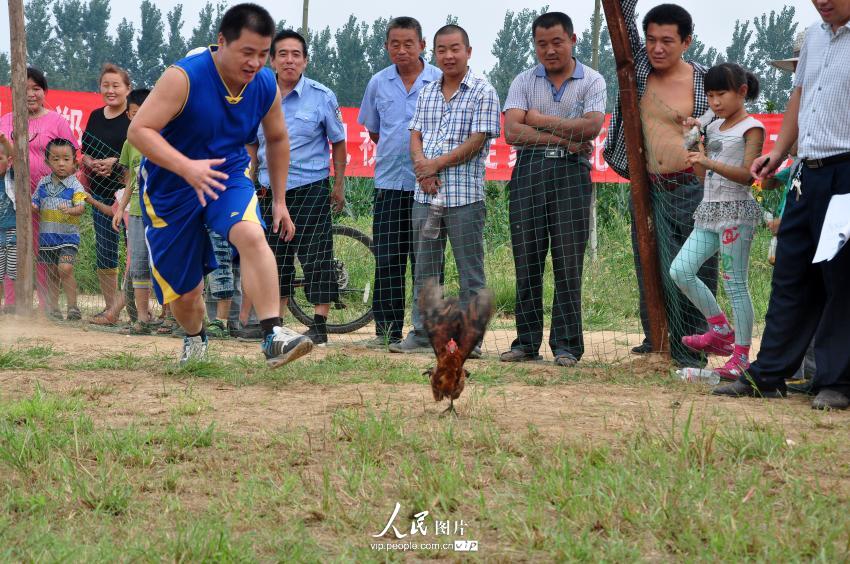 农民运动会项目“空手捉家禽”，要求用时最短捉到家禽为获胜者。