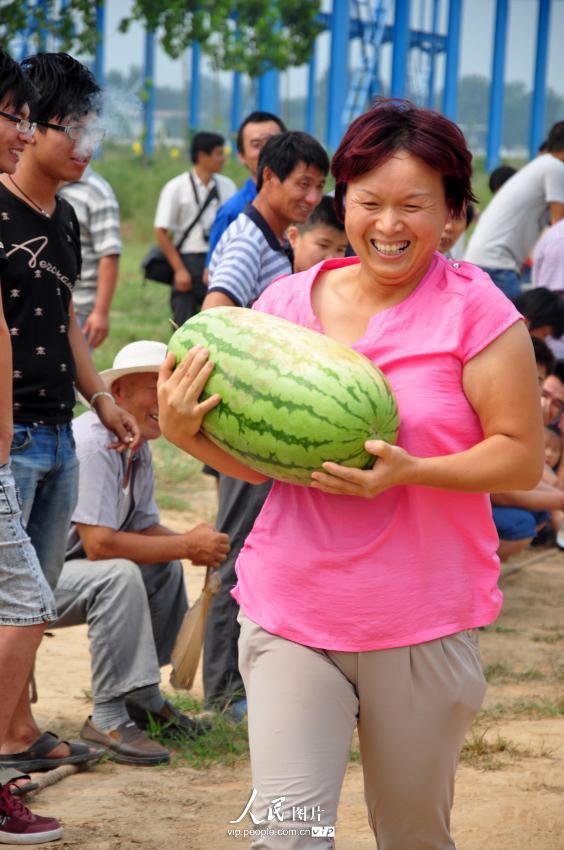 农民运动会项目“疯狂搬运工”，要求用时最短为获胜者。