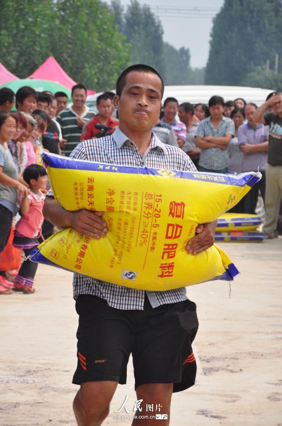 农民运动会项目“大力王”，要求用时最短且将5袋化肥运送完毕为获胜者。