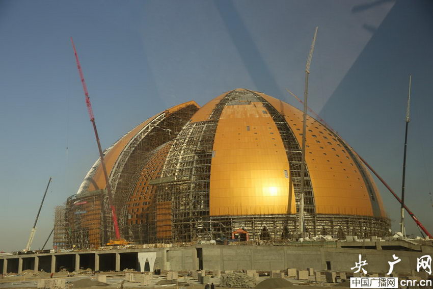 正在修建的以天山雪莲为原型而设计的新疆大剧院。