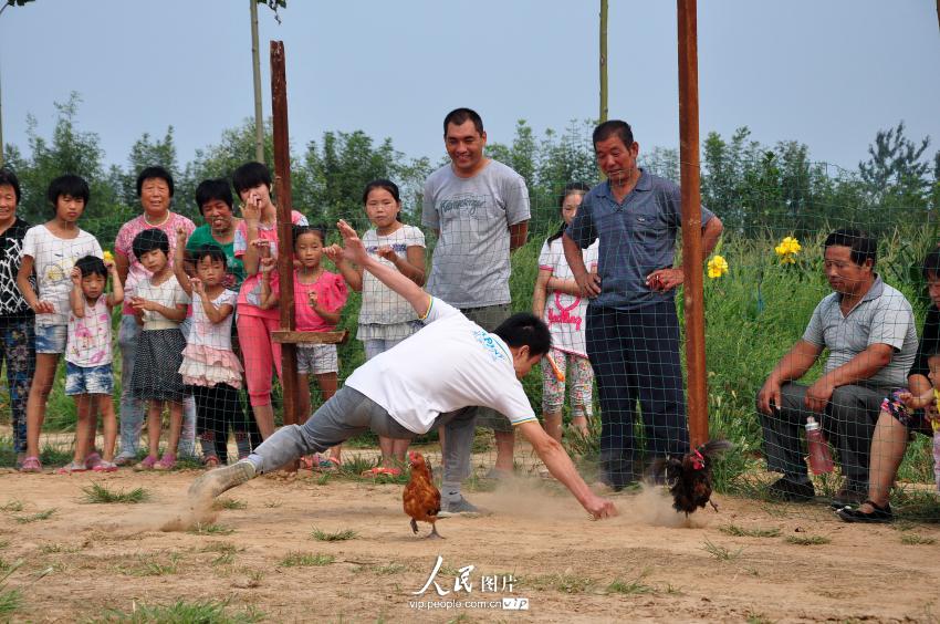 山东聊城东昌府区郑家镇举办农民运动会项目“空手捉家禽”，要求用时最短捉到家禽为获胜者。