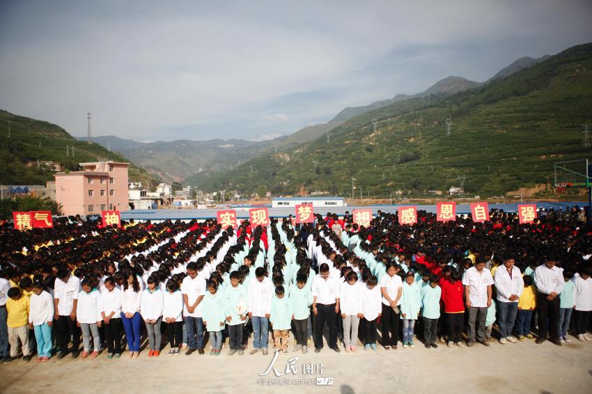2014年9月1日，来自龙头山镇中心小学的学生在开学典礼上为遇难者默哀。