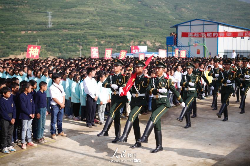 2014年9月1日，在龙泉中学举行升旗仪式。