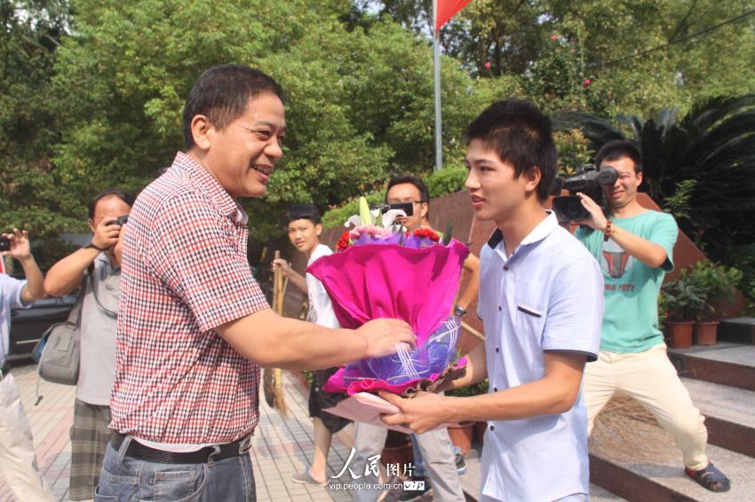 9月1日，江西省宜春市政府副市长周志平向“夺刀少年”柳艳兵赠送鲜花，欢送“夺刀少年”上大学。