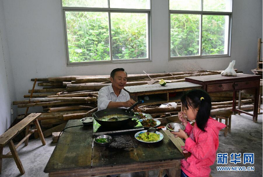 9月1日，湖北恩施龙凤镇大龙潭村杉树湾教学点的谢世魁老师和学生刘欣怡一起吃午饭。
