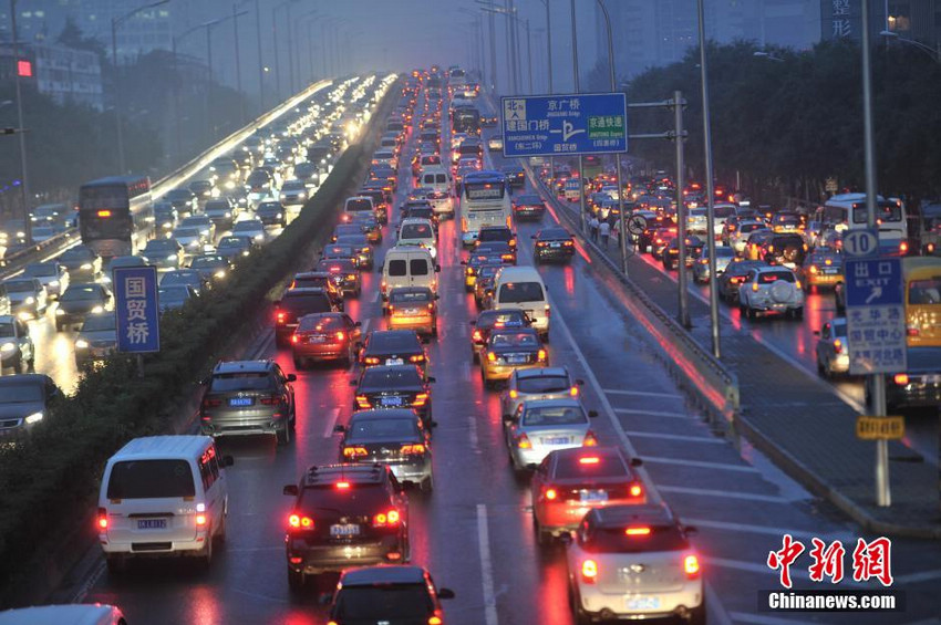 北京“最堵月”首日 晚高峰遇降雨交通拥堵严重【3】
