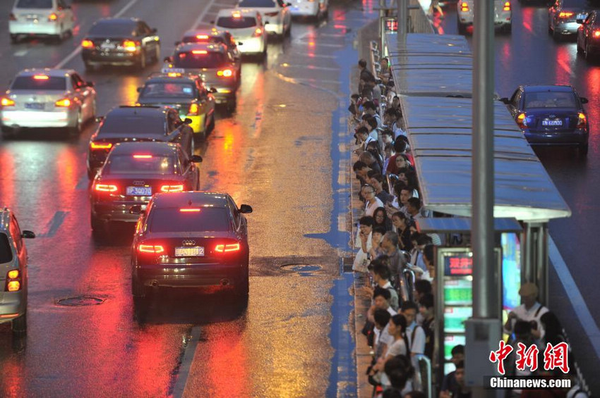 北京“最堵月”首日 晚高峰遇降雨交通拥堵严重【8】