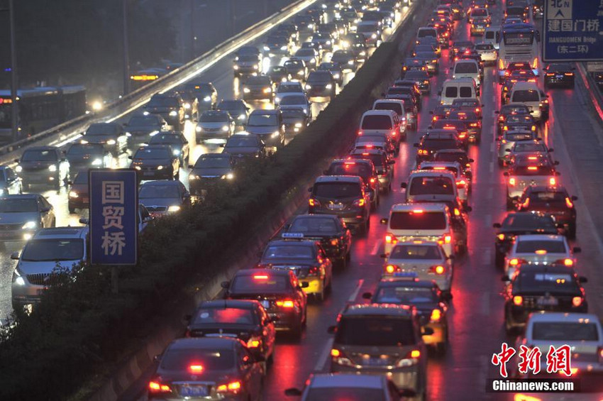 北京“最堵月”首日 晚高峰遇降雨交通拥堵严重