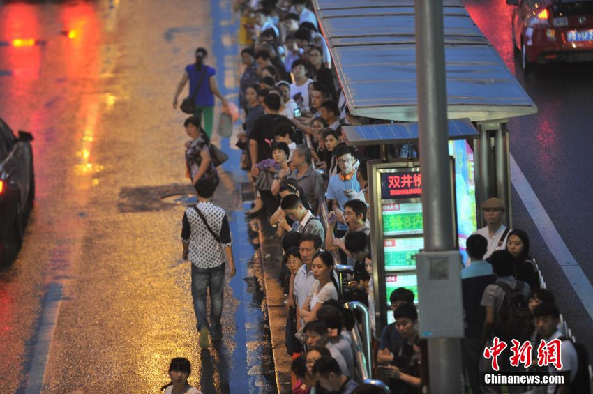 北京“最堵月”首日 晚高峰遇降雨交通拥堵严重【9】