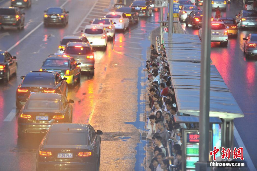 北京“最堵月”首日 晚高峰遇降雨交通拥堵严重【10】