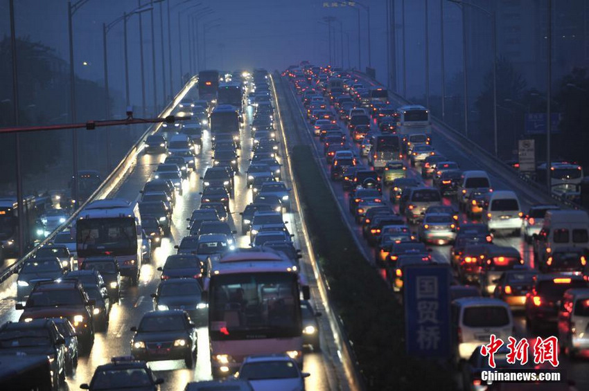 北京“最堵月”首日 晚高峰遇降雨交通拥堵严重【2】