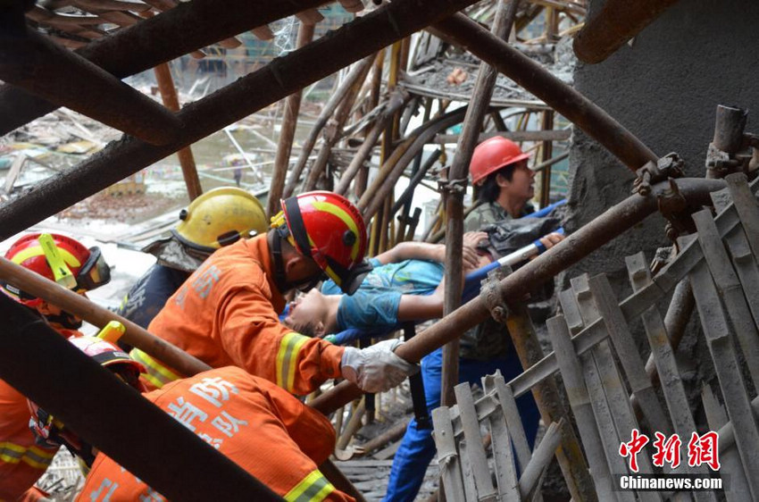 宁波一在建工地脚手架坍塌 致6名工人受伤【3】