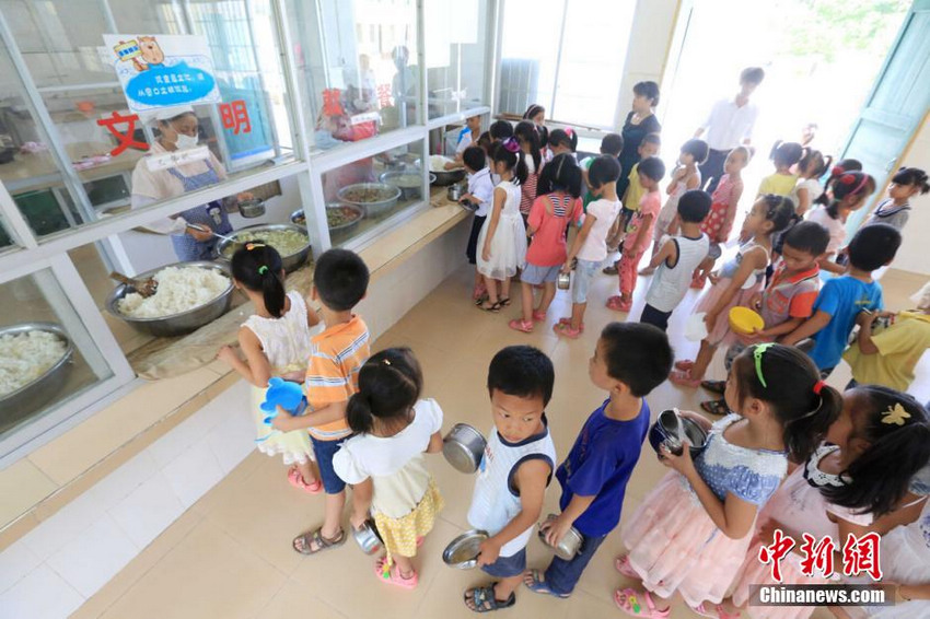 广西柳州逾千所学校开设免费午餐
